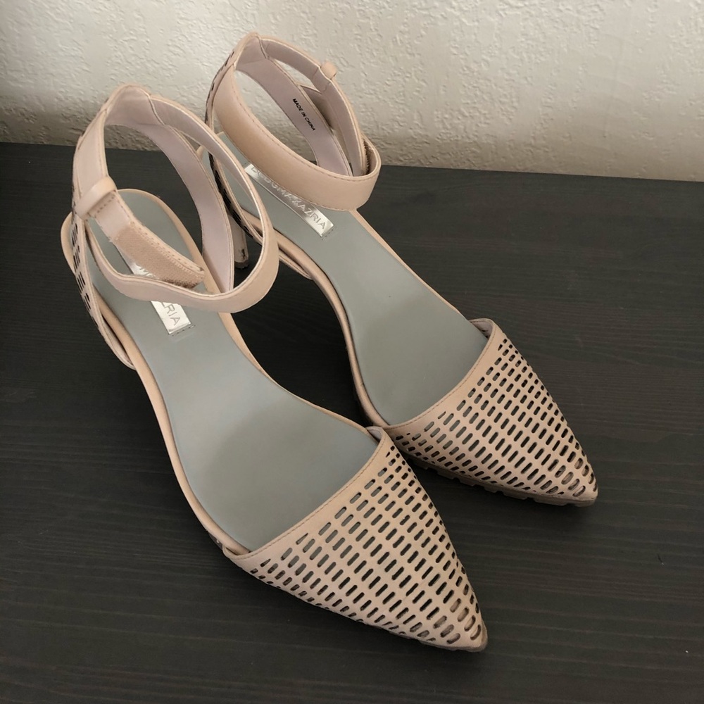 BCBG Ma-coll ankle strap pumps US 8.5